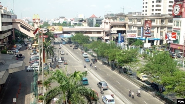 Suasana di sekitar pusat pertokoan di Mangga Dua, Jakarta (Foto: dok). Banyak pihak optimis perekonomian Indonesia akan tumbuh 6,8 persen melampaui target 6,5 persen di tahun 2013. 