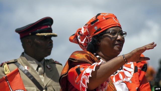 Rais Joyce Banda wa Malawi akipungia wafuasi wake waliokusanyika huko Lilongwe wakati wa uzinduzi wa kampeni yake. Machi 29, 2014. 