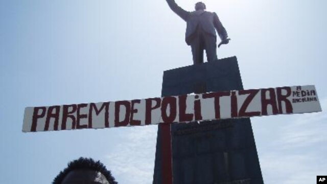 Estátua de Agostinho Neto, Praça da Independência, em Luanda (VOA / Alexandre Neto)
