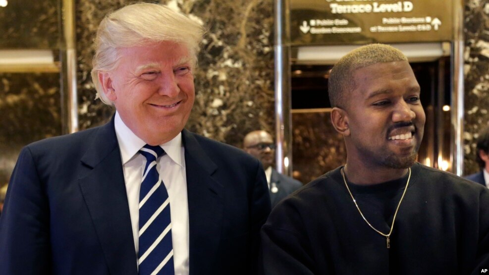 Donald Trump y un rubio Kanye West posan para la prensa en la Torre Trump.