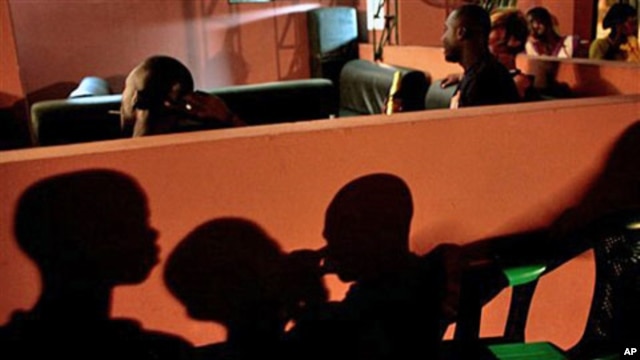Residents watch TV in Abidjan, 03 Nov 2010, as election results set the stage for a runoff election