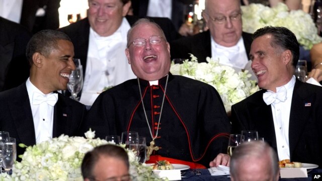 El presidente Barack Obama y el republicano Mitt Romney celebran las bromas con el cardenal Timothy Dolan durante la 67a. Anual Alfred E. Smith Memorial Foundation de la arquidiócesis de Nueva York, en el hotel Waldorf Astoria de Nueva York.