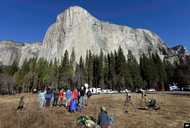 Spectators at Yosemite National Park look at the mountain peak called El Capitan to watch professional rock climbers. Jan. 14, 2015. (AP Photo)