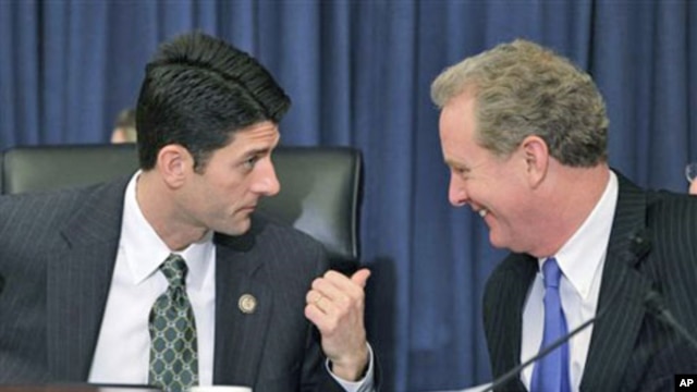House Budget Committee Chairman Rep. Paul Ryan, R-Wis., left, talks with with the committee's ranking Democrat, Rep. Chris Van Hollen, D-Md., on Capitol Hill in Washington, January 26, 2011 (file photo)