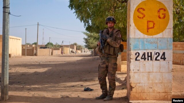 A French soldier secures an area next to an abandoned jihadist bomb factory in Gao, Mali, February 13, 2013. 