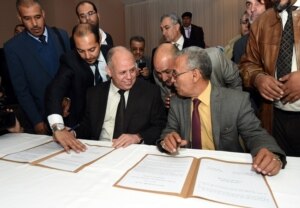Đại diện của hai phe phái chính trị kình địch ở Libya ký các văn kiện sau khi đạt được đồng thuận về việc chấp dứt xung đột, ngày 6 tháng 12, 2015.