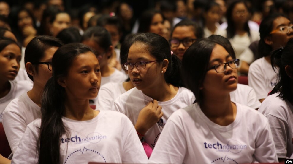 A contestant consults with her teammate during the National Pitch event of the Technovation Cambodia on Sunday, April 24, 2016. (Aun Chhengpor/VOA Khmer)