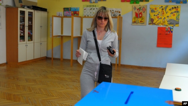 Žena glasa na jednim od prethodnih izbora na biračkom mestu u Podgorici