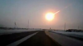 Hoton wannan dutse lokacin da yayi bindiga wanda wani mutumi ya dauka daga cikin motarsa a kan hanyar zuwa Chelyabinsk, Jumma'a 15 Fabrairu 2013