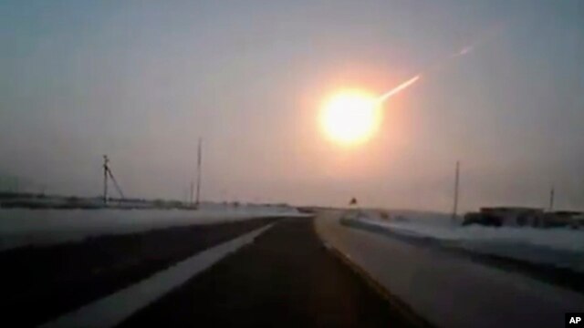 Hoton wannan dutse lokacin da yayi bindiga wanda wani mutumi ya dauka daga cikin motarsa a kan hanyar zuwa Chelyabinsk, Jumma'a 15 Fabrairu 2013