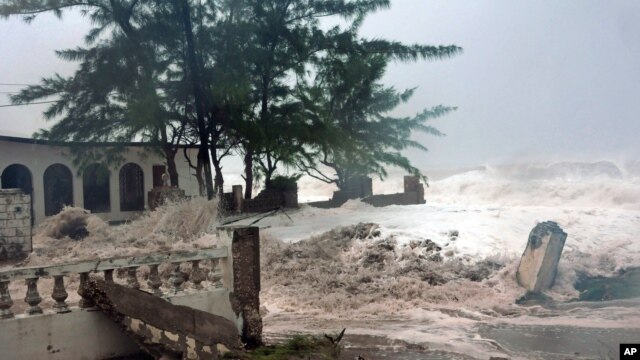 Bão Sandy mang sóng lớn ập vào Kingston, Jamaica