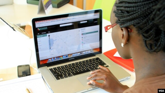 A woman looks at the Uchaguzi Web site at the iHub, Nairobi, Kenya, Feb. 28, 2013. (J. Craig/VOA)