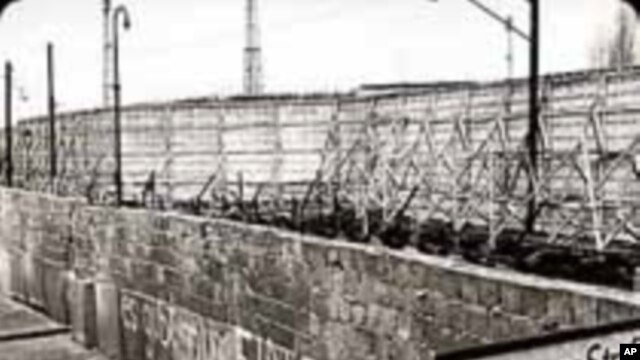 Fall of Berlin Wall Marks End of Cold War