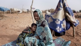 Timal Bara, 35, da diyarta Ka-Bito Bara mai shekaru 5 a sansanin gudun hijira na Mbera refugee camp a kudancin Mauritania, May 23, 2012. 