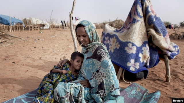 Timal Bara, 35, da diyarta Ka-Bito Bara mai shekaru 5 a sansanin gudun hijira na Mbera refugee camp a kudancin Mauritania, May 23, 2012. 