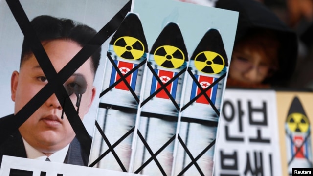 Para aktivis menggelar aksi protes anti-nuklir Korut di Seoul, 6 Desember 2012 (Foto: dok). Korsel mengukuhkan akan melaksanakan sanksi baru PBB ats Korut, meskipun memperoleh ancaman dari Pyongyang, Kamis (7/2).