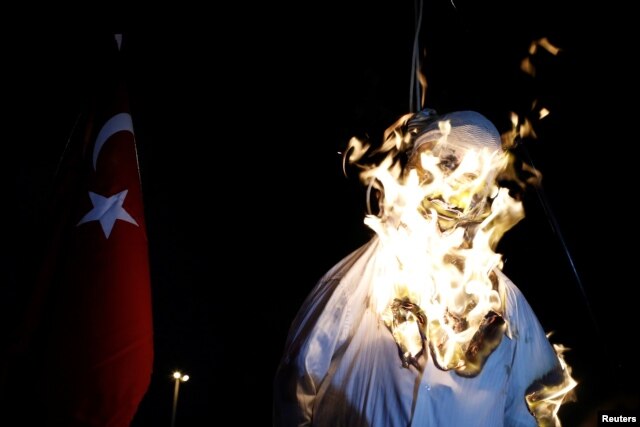 ΑΡΧΕΙΟ - Υποστηρικτές των Τούρκος Πρόεδρος Ταγίπ Ερντογάν καίνε ένα ομοίωμα του με έδρα τις ΗΠΑ κληρικός Fethullah Gulen κρεμασμένο από μια θηλιά κατά τη διάρκεια μιας φιλοκυβερνητικής διαδήλωσης στην πλατεία Ταξίμ στην Κωνσταντινούπολη, Τουρκία, 18 Ιουλίου, το 2016.