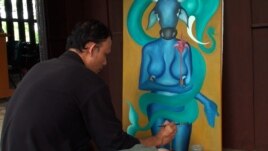 The 31-year-old artist, who has been deaf and dumb since birth, told VOA Khmer in a recent interview that the skills have helped him express his feelings through abstract paintings. 