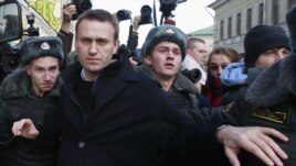 Opozicioni lider Aleksej Navaljni uhapšen je za vreme protestnog marša u Moskvi, 27. oktobra 2012.