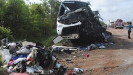 Restos del autobus que esta mañana colisionó en Veracruz, México, contra un camión de carga. 43 personas murieron, según las autoridades.