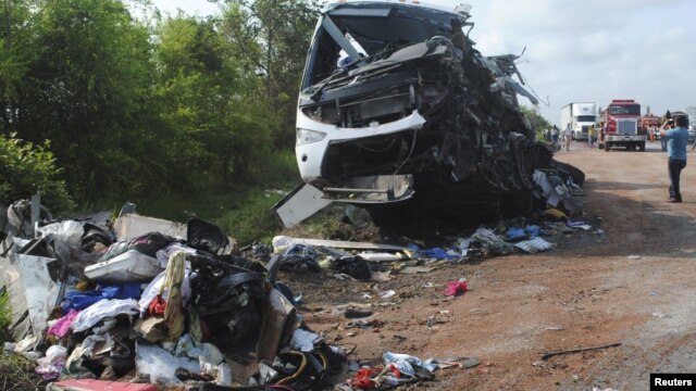Restos del autobus que esta mañana colisionó en Veracruz, México, contra un camión de carga. 43 personas murieron, según las autoridades.