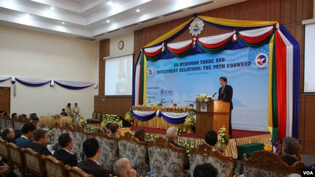အေမရိကန္ စီးပြားေရးနဲ႔ ကုန္သြယ္ေရး လက္ေထာက္၀န္ႀကီး ဟိုေဆး ဖာနန္ဒဇ္ အေမရိကန္-ျမန္မာ ကုန္သြယ္ေရးနဲ႔ ရင္းႏွီးျမႇဳပ္ႏွံမႈ ဆက္ဆံေရး ညီလာခံမွာ မိန္႔ခြန္းေျပာၾကားစဥ္ (D. Schearf/VOA)