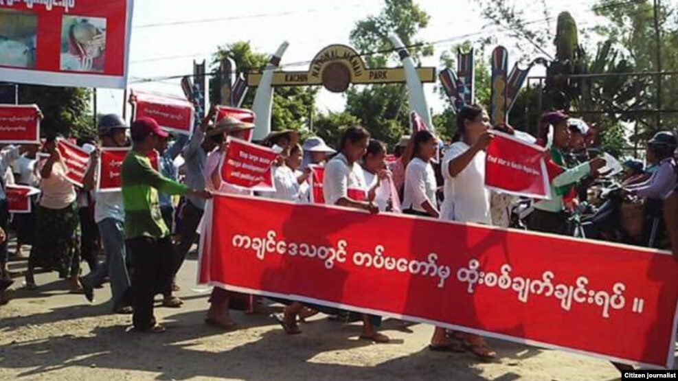 ကခ်င္စစ္ပြဲရပ္တန္႔ေရး ဆႏၵထုတ္ေဖာ္ေနတဲ့ကခ်င္ျပည္သူမ်ား။ (စက္တင္ဘာ ၆၊ ၂၀၁၆) သတင္းဓာတ္ပံု- Credit to vHkun Awng Nlam