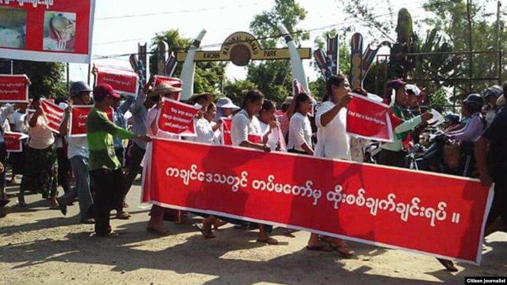 ကခ်င္ျပည္နယ္တြင္း စစ္ပြဲရပ္ေရး ကခ်င္လူထုဆႏၵျပေနၾကစဥ္။