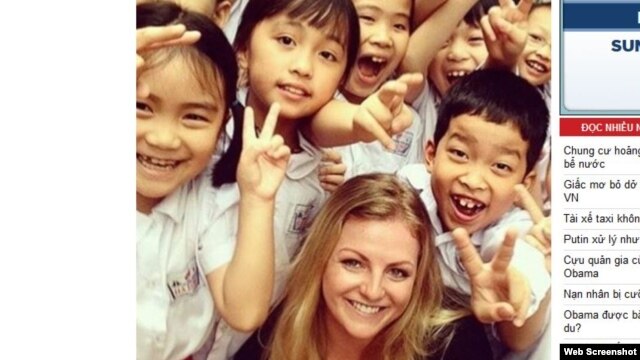 Stephanie dạy tiếng Anh cho các em nhỏ Việt Nam. Ảnh chụp màn hình trang web vietnamnet.vn
