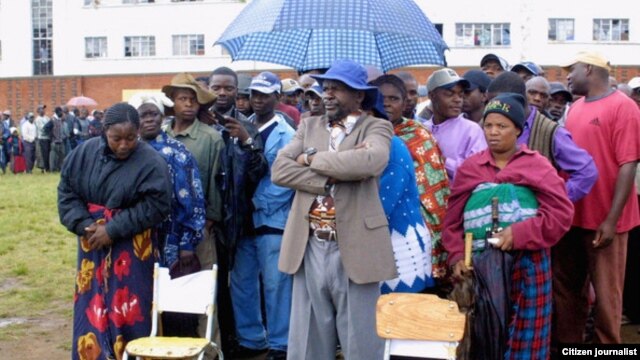 Zimbabweans waiting to cast their ballots in the 2008 general polls
