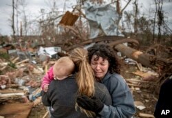 Identifican víctimas de tornado en Alabama, mientras pronostican más clima adverso