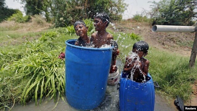 Giới hữu trách Ấn độ kêu gọi mọi người hãy ở trong bóng mát, hãy trùm đầu và uống nhiều nước.