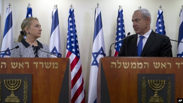 Sakatariyar harkokin wajen Amurka Hilary Clinton da PM Isra'ila Benjamin Netanyahu, a birnin kudus, ranar 20 ga watan jiya.