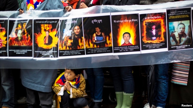 Tại Tây Tạng, hơn 130 người đã tự thiêu từ năm 2009 để phản đối chính sách mạnh tay của Trung Quốc và sự chà đạp các quyền về tôn giáo.