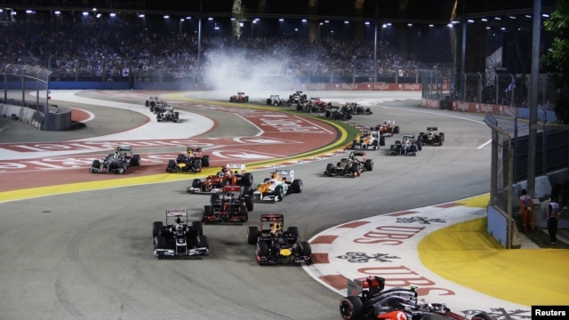 Hamilton de Gran Bretaña lidera el grupo durante el Gran Premio de F1 de Singapur.