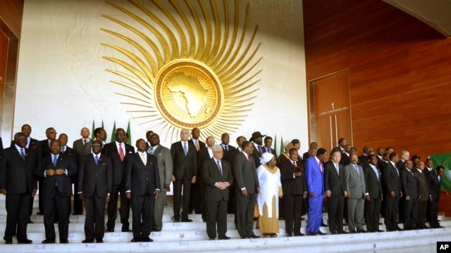Para pemimpin dan kepala negara Afrika berpose seusai konferensi Uni Afrika di Addis Ababa, 27 Januari 2013. (AP Photo). Para wakil Uni Afrika, PBB dan Uni Eropa menggalang dana untuk mendukung intervensi militer di Mali (29/1).