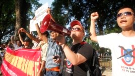 Anti-China protest in front of the Chinese embassy in Hanoi, Vietnam, May 13, 2014.