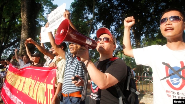 Anti-China protest in front of the Chinese embassy in Hanoi, Vietnam, May 13, 2014.