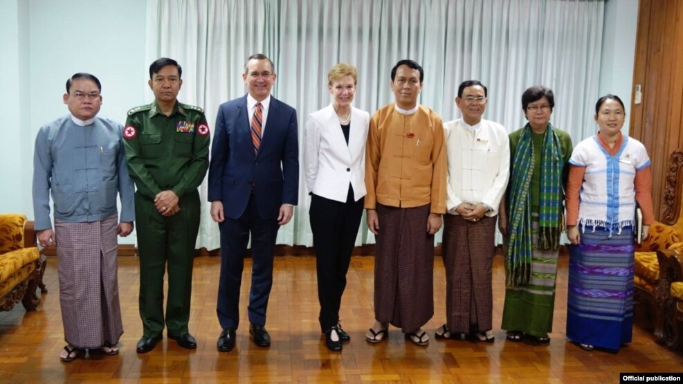 အေမရိကန္ႏုိင္ငံျခားေရးဝန္ႀကီးဌာန အၾကံေပးပုဂၢဳိလ္ ခရစၥတီး ကင္န္နီ ႏွင့္ သံအမတ္ႀကီး မာစီရယ္လ္တုိ႔သည္ ရန္ကုန္တုိင္းေဒသႀကီး ဝန္ႀကီးခ်ဳပ္ ဦးၿဖဳိးမင္းသိန္းႏွင့္ ေတြ႔ဆုံခဲ့ (U.S. Embassy Rangoon)