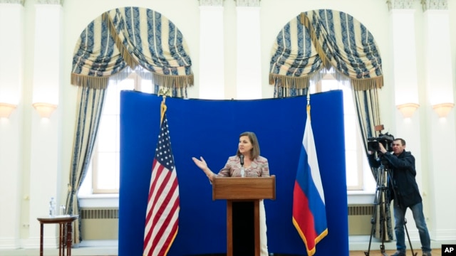 Trợ lý Ngoại trưởng Hoa Kỳ Victoria Nuland nói chuyện tại một cuộc họp báo ở Moscow, Nga, 18/5/15