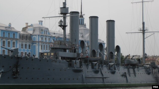 停泊在圣彼得堡涅瓦河上的阿芙乐尔巡洋舰。作为十月革命象征的这艘军舰去年已被拖走，目前在船厂中修理。（美国之音白桦拍摄）
