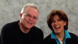 Rob Barron, director, y Maria Isabel Murillo, compositora, de "La más grande historia jamás cantada".