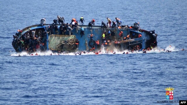 Ảnh của hải quân Italia ngày 25/5/2016 cho thấy một con tàu của di dân đang bị đắm ngoài khơi bờ biển Libya.