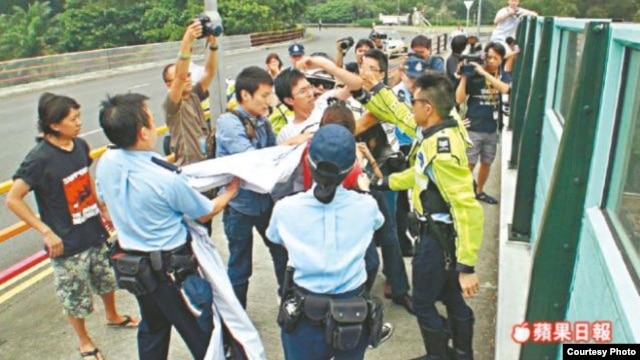 社民连吴文远在前国家主席胡锦涛2012年访港期间抗议（苹果日报图片）