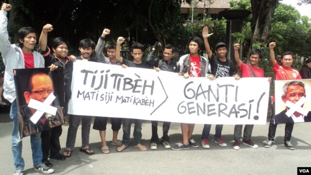 Penggemar sepakbola di Solo, Jawa Tengah, berdemonstrasi memprotes kekisruhan organisasi pengelola sepakbola di Indonesia. (Foto: Dok)