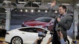 Tesla ကုမၸဏီပူးတဲြတည္ေထာင္သူ ဘီလ်ံနာသူေဌး Elon Musk တက္စ္လာ ကားကုမၸဏီေရွ႕မွာ ေတြ႔ရစဥ္။ (ဂၽြန္ ၂၂၊ ၂၀၁၃)