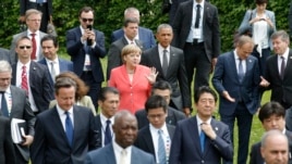 Tổng thống Mỹ Barack Obama, Thủ tướng Đức Angela Merkel và thành viên khác của khối G7 chụp hình lưu niệm tại lâu đài Elmau ở Kruen, ngày 8/6/2015.