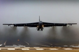 Mỹ cho 2 máy bay ném bom B-52 bay qua khu vực phòng không Trung Quốc mới thiết lập tại quần đảo tranh chấp ở Biển Hoa Đông, tháng 11 năm 2013.