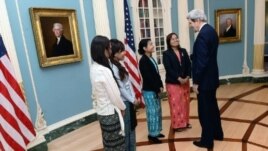 အေမရိကန္ႏုိင္ငံျခားေရး၀န္ႀကီးနဲ႔ ျမန္မာအမ်ိဳးသမီးကုိယ္စားလွယ္အဖြဲ႔ 