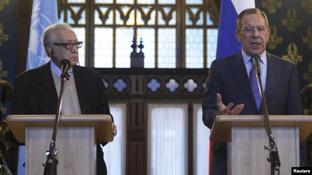 U.N.-Arab League peace mediator Lakhdar Brahimi (L) of Algeria and Russia's Foreign Minister Sergei Lavrov attend a joint news conference in Moscow, December 29, 2012.